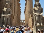 سياح العالم يتحدون حرارة الأقصر ويكتشفون سحر الحضارة الفرعونية.. صور