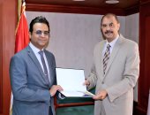 محافظ سوهاج يكرم وكيل الصحة و9 من مديرى الوحدات الصحية بعد الحصول على الاعتماد