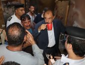 مواطن لمحافظ سوهاج: بنشرب مياه مجارى.. والمحافظ يشرب من الحنفية: "المياه حلوة".. فيديو