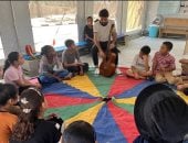 غزة تعزف رغم الانكسار.. شباب من قلب المعركة يجعلون من الموسيقى والرسم والقراءة علاجا جماعيا للأطفال..يمنحهم متنفسا آمنا وسط صخب الحرب.. ويزرع فيهم شعورا بأن الحياة يمكن أن تستمر رغم الصعوبات