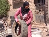 ملكة الكاوتش فى بنى سويف.. نورا أرملة تقود ربع نقل بعد وفاة زوجها.. تجمع الكاوتش من الفجر وتقطعه بمنشار أمام منزلها.. أم لـ4 أبناء تواجه تحديات السوق بين الرجال.. نجحت فى محو أميتها وحصلت على دبلوم.. فيديو وصور