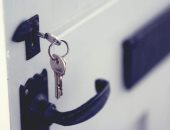 مالكة منزل تستعيد ممتلكاتها أثناء إجازة المستأجرين وتواجه خطر السجن