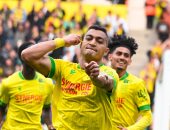 مصطفى محمد على دكة البدلاء فى مباراة ليل ضد نانت بالدوري الفرنسي