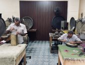 بين المطرقة والإزميل.. شقيقان يرويان قصة عشق النحاس منذ الطفولة وحتى الاحتراف: بنشكل من المعدن تحف وأنتيكات.. رسوماتنا تتنوع بين الفرعونى والفارسى والإسلامى.. المنتج المصرى يحظى بتقدير العالم.. صور