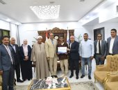 محافظ قنا يسلم عقود عمل لأوائل خريجى مدرسة مياه الشرب والصرف الصحى