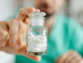 صيدلية تتسبب فى كشف خيانة زوجية لعميل.. والرجل يفكر فى رفع دعوى قضائية