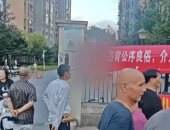 سيدة تعلق لافتات شكر أمام منزل صديقتها لخيانتها مع زوجها لمدة 5 سنوات