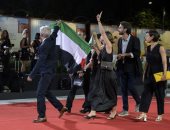 غزة فى قلب مهرجان فينسيا السينمائي بدورته الـ 82.. علم فلسطين على السجادة الحمراء وشارات "فلسطين حرة" تجوب أروقة المهرجان.. ونجوم إيطاليا يدينون ممارسات الاحتلال الإسرائيلي وسياسة التجويع داخل القطاع.. صور