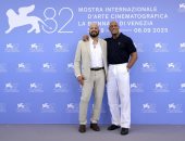 المصارع مارك كير مع دواين جونسون وإيميلي بلانت في مهرجان فينسيا.. اعرف السبب