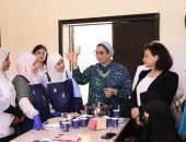 أمل عمار تتفقد أنشطة المجلس القومي للمرأة المقامة بمدينة شلاتين.. صور