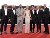 إيميلى بلانت تلفت الأنظار بصحبة ذا روك والمصارع مارك كير فى مهرجان فينسيا