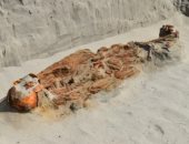 مقبرة تحتوى على هياكل عظمية لأشخاص مربوطة بالحبال حول أعناقهم.. ما القصة؟