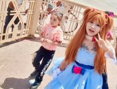 أجنبية تستمتع مع أطفال الأقصر فى ساحة أبو الحجاج بزي "باربي" الكرتونى.. صور