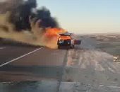 اشتعال النيران بسيارة أجرة فى طريق رأس غارب الغردقة دون إصابات ..صور