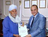 سكرتير محافظة سوهاج يسلم عددا من عقود التقنين المؤمنة للمواطنين من مختلف المراكز