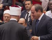 وزير الأوقاف يهدى الرئيس السيسى هدية تذكارية فى احتفال المولد النبوى