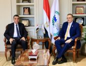 رئيس "التنظيم والإدارة" يسلم رئيس "الشراء الموحد" الهيكل التنظيمى الجديد بعد تطويره