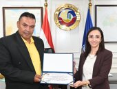 مع الإرادة مفيش مستحيل.. من عامل نظافة لباحث دكتوراه فى القانون.. عم محمد سلام أشهر قصة كفاح: الشغل مفهوش عيب طالما بالحلال.. طول ما عندك عزيمة هتصنع المعجزات وطموحى بلا حدود.. ومحافظ البحيرة تكرمه.. فيديو وصور