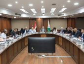 محافظ الجيزة يبحث الموقف التنفيذى للمشروعات القومية وآليات صرف التعويضات