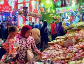 ملبن وحمصية وفولية.. محلات بيع حلوى المولد تزين شوارع القاهرة 