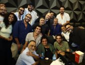 الكينج محمد منير يشاهد فيلم ضي مع أبطاله.. صور