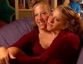 التوأم الملتصق آبى وبريتانى يكشفان عن صور جديدة لزفافهما.. فيديو