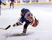 عرض قميص واين جريتزكى الأسطورى للبيع بمزاد سوثبى بـ 2 مليون دولار