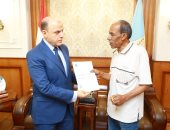 محافظ كفر الشيخ يُسلّم 9 عقود تقنين أراضى أملاك دولة للمستفيدين