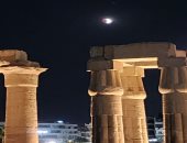 شاهد خسوف القمر من أمام معبد الأقصر.. فيديو 