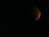 سبحان الخالق.. الآن شاهدوا الخسوف الكلى.. قرص القمر اختفى تماما