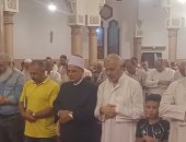 أهالى كفر الشيخ يتابعون خسوف القمر والمئات يؤدون الصلاة بالمساجد.. فيديو