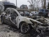 مصرع 3 أشخاص بينهم طفلان جراء اشتعال النار فى سيارة كهربائية بألمانيا