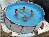 أكوابارك الغلابة.. حمام سباحة ببلاش فى قلب منطقة الدويقة.. فيديو 