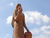 الفراولة رجعت تانى.. شاهد تمثال الملكة المثير للجدل فى الإسماعيلية (فيديو)
