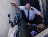 تغطية جدارية بانكسى على جدار محكمة لندن.. تجسد قاضيا يضرب متظاهرا يدعم غزة