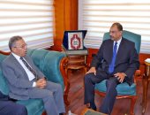 محافظ سوهاج يستقبل النقيب العام لأطباء مصر