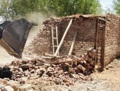 تنفيذ 6 حالات إزالة تعد فى المهد بمدينة أرمنت ضمن الموجة 27 لإزالة التعديات