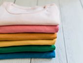 حيل بسيطة لاستعادة لون الملابس الباهتة وتعزيز ألوانها 