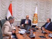 وزير العمل يجتمع مع المديريات ويوجه بحملات تفتيش على تراخيص عمل الأجانب