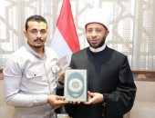 وزير الأوقاف يستقبل نجل الشهيد خالد عبد العال بطل شاحنة البنزين