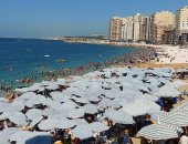 استمرار الإقبال على شواطئ الإسكندرية.. قبل بدء العام الدراسى الجديد