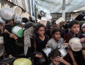 القتل تجويعا.. معاناة البحث عن الطعام فى مخيم النصيرات بقطاع غزة