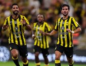 الاتحاد يقسو على الفتح بثلاثية في الشوط الأول بالدوري السعودي.. فيديو