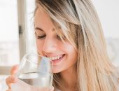 بعد 1400 عام.. موقع timesofindia ينشر دراسة توافق وصية الرسول الكريم.. توضح أهمية وضعية الجسم صحيا أثناء شرب الماء وتعدد أضرار شربه واقفا.. وتؤكد: تناول الماء جالسا أفضل لصحة الكلى والهضم