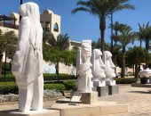 تماثيل الممشى السياحى بالغردقة.. متحف مفتوح يزينه إبداع فنانى النحت العالميين