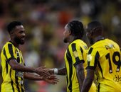 الاتحاد يهزم الفتح 4 - 2 ويتصدر الدوري السعودي