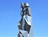 رئيس الوزراء يوجه بسرعة الانتهاء من تنفيذ أعمال الإنارة للتمثال الجديد