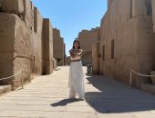 سائحة تركية تستمتع بزيارة معابد الأقصر بزي كليوباترا.. صور