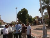 تطوير طريق السادات بأسوان وتركيب المطبات الصناعية