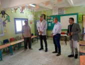 محافظ أسوان يتفقد مدارس دراو استعدادا للعام الدراسى الجديد.. صور